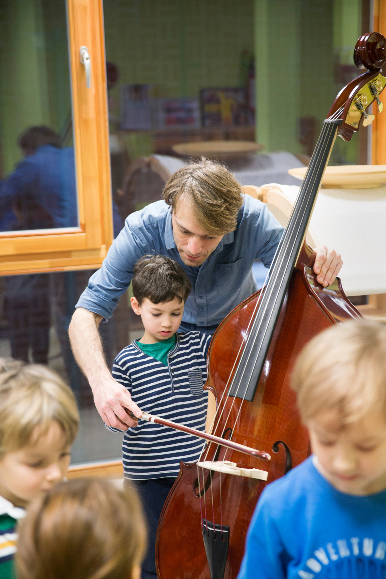 Jonas Danielowski assistiert beim Kontrabass-Spielen © Kathrin Spirk Jonas Danielowski assistiert beim Kontrabass-Spielen