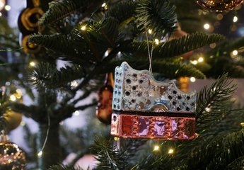 Blau-pinker Baumschmuck in Elbphilharmonie-Form an einem Tannenbaum