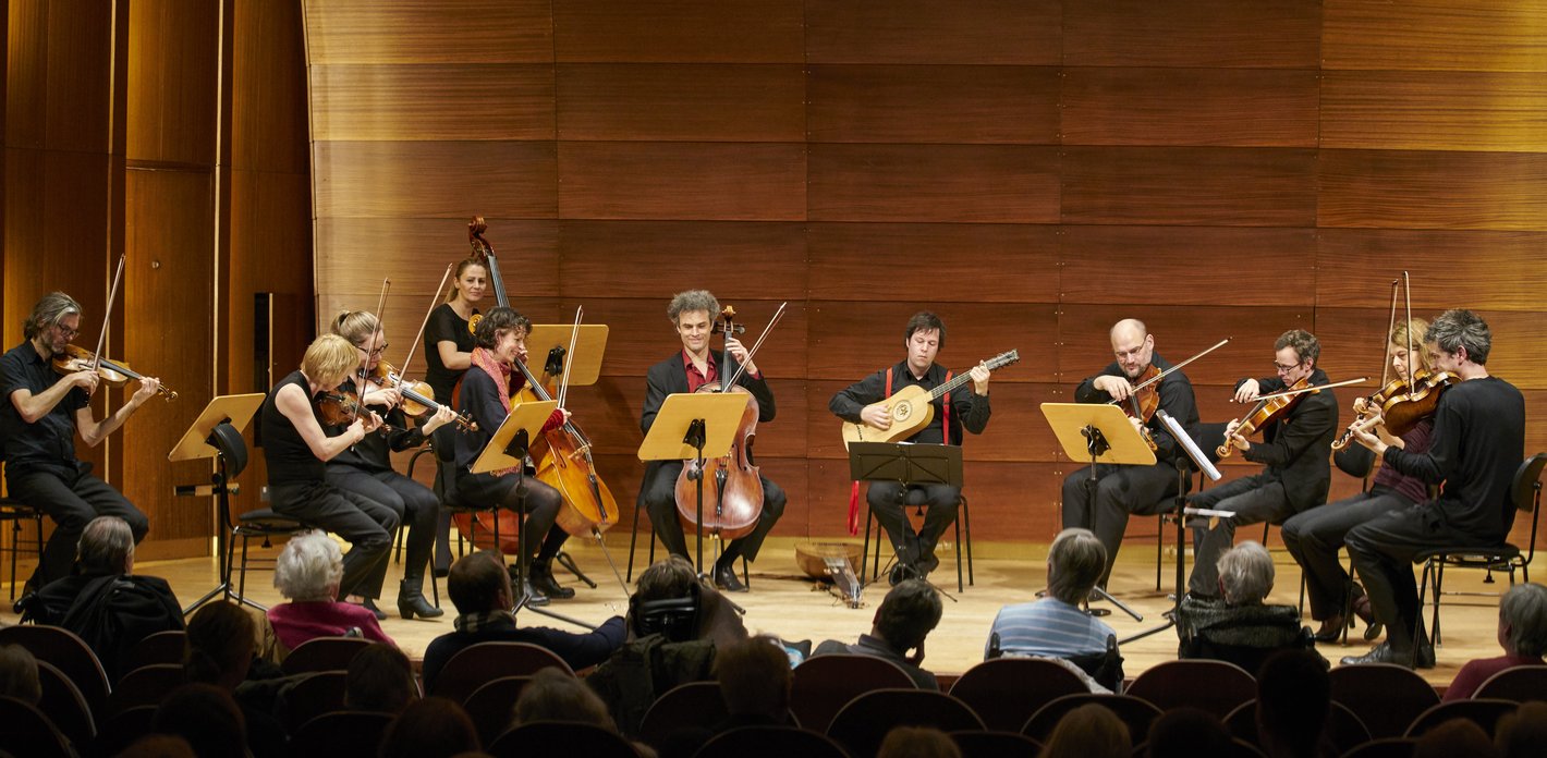 Musiker des Ensemble Resonanz spielen auf der Bühne im Kleinen Saal der Laeiszhalle