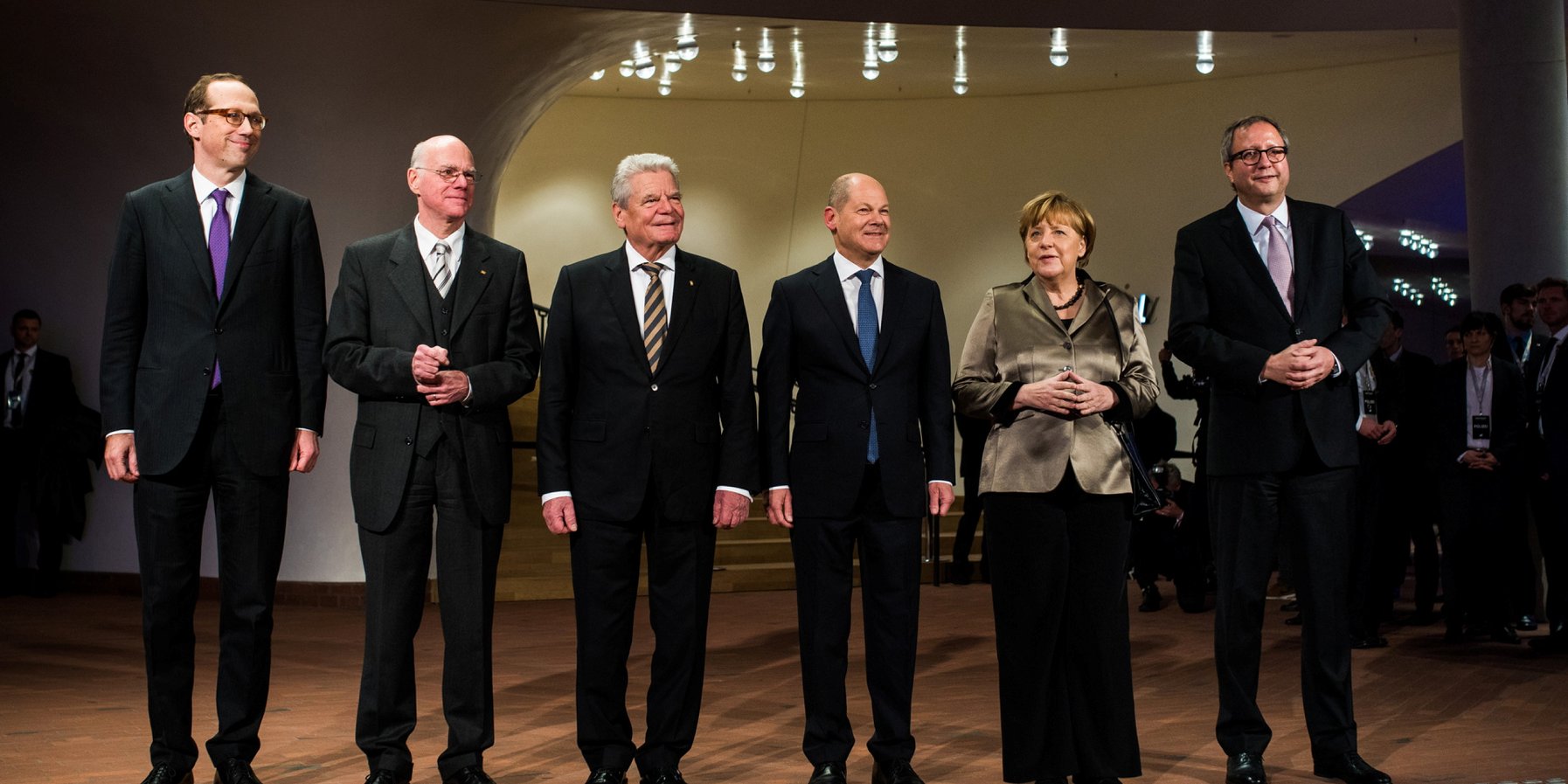 Christoph Lieben-Seutter, Norbert Lammert, Joachim Gauck, Olaf Scholz, Angela Merkel und Andreas Voßkuhle auf der Plaza der Elbphilharmonie Hamburg