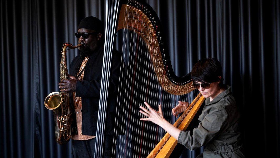 Alina Bzhezhinska & Tony Kofi / Moises P. Sanchez