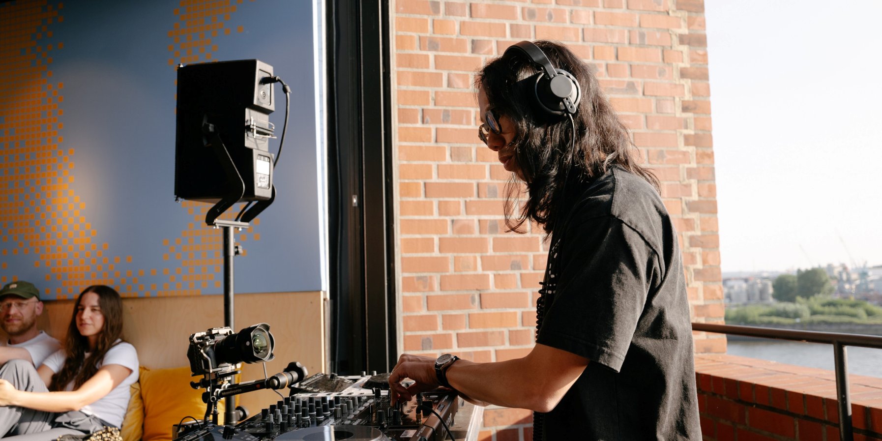 Derrick Gee’s Radio Weekender