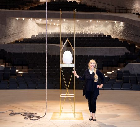 Annette Kurz und das Ei auf der Bühne im Großen Saal