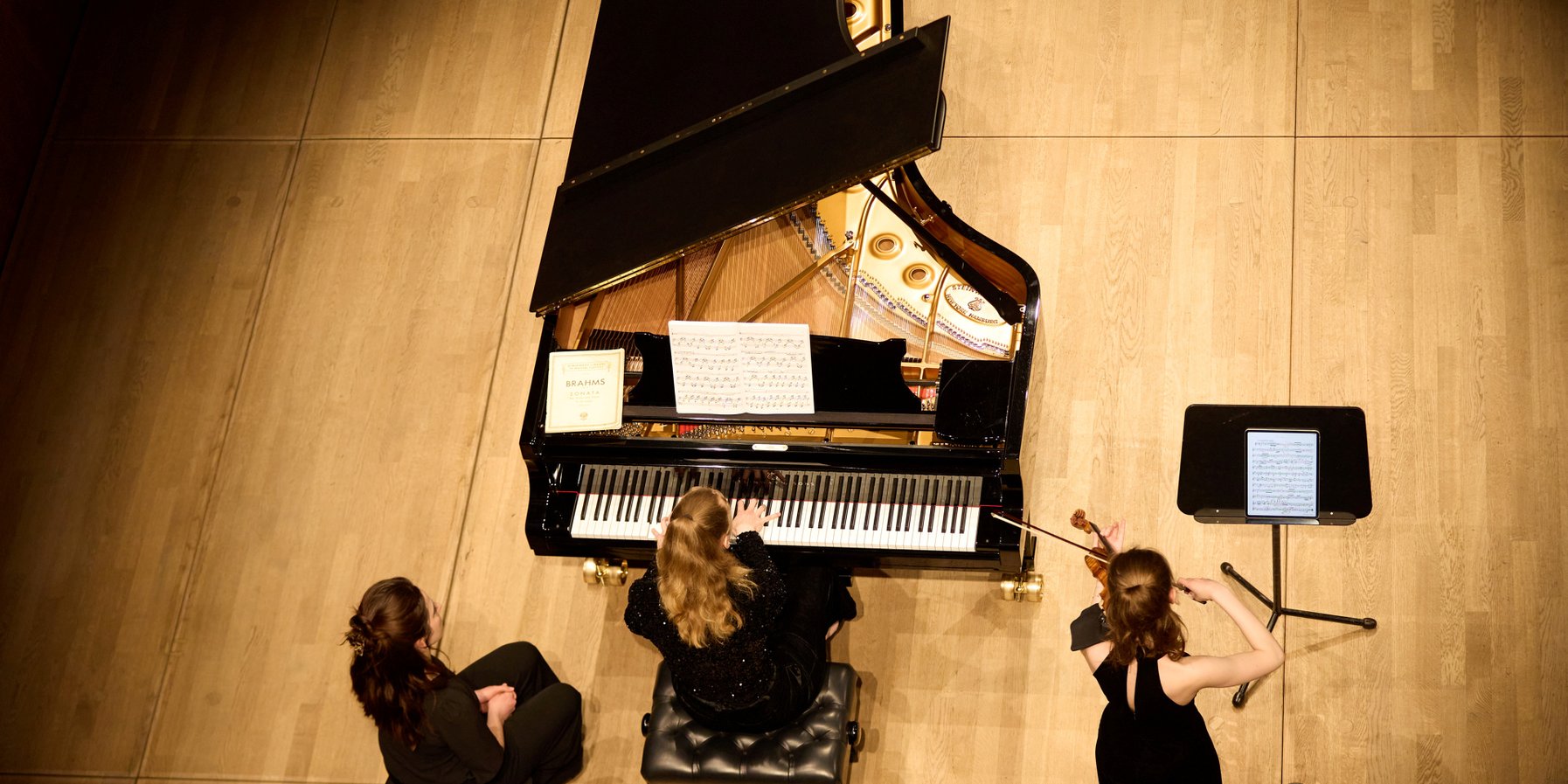 Noa Wildschut und Elisabeth Brauß bei ihrem Konzert im Kleinen Saal, 25.3.2025