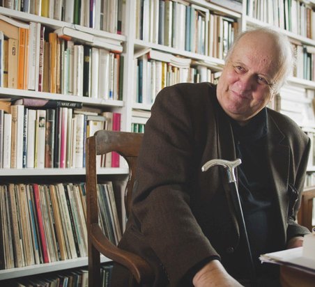 Wolfgang Rihm in seiner Hausbibliothek (2022)