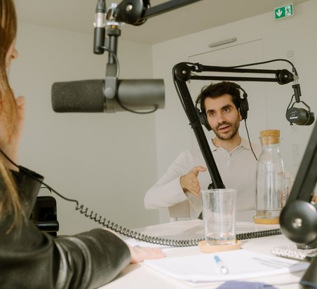 »Offstage«-Podcastaufnahme mit Juan Pérez Floristán