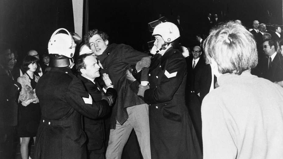 Demonstration bei der Uraufführung von »Das Floß der Medusa«