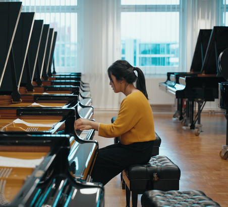 Nahre Sol zu Besuch in der Steinway-Manufaktur