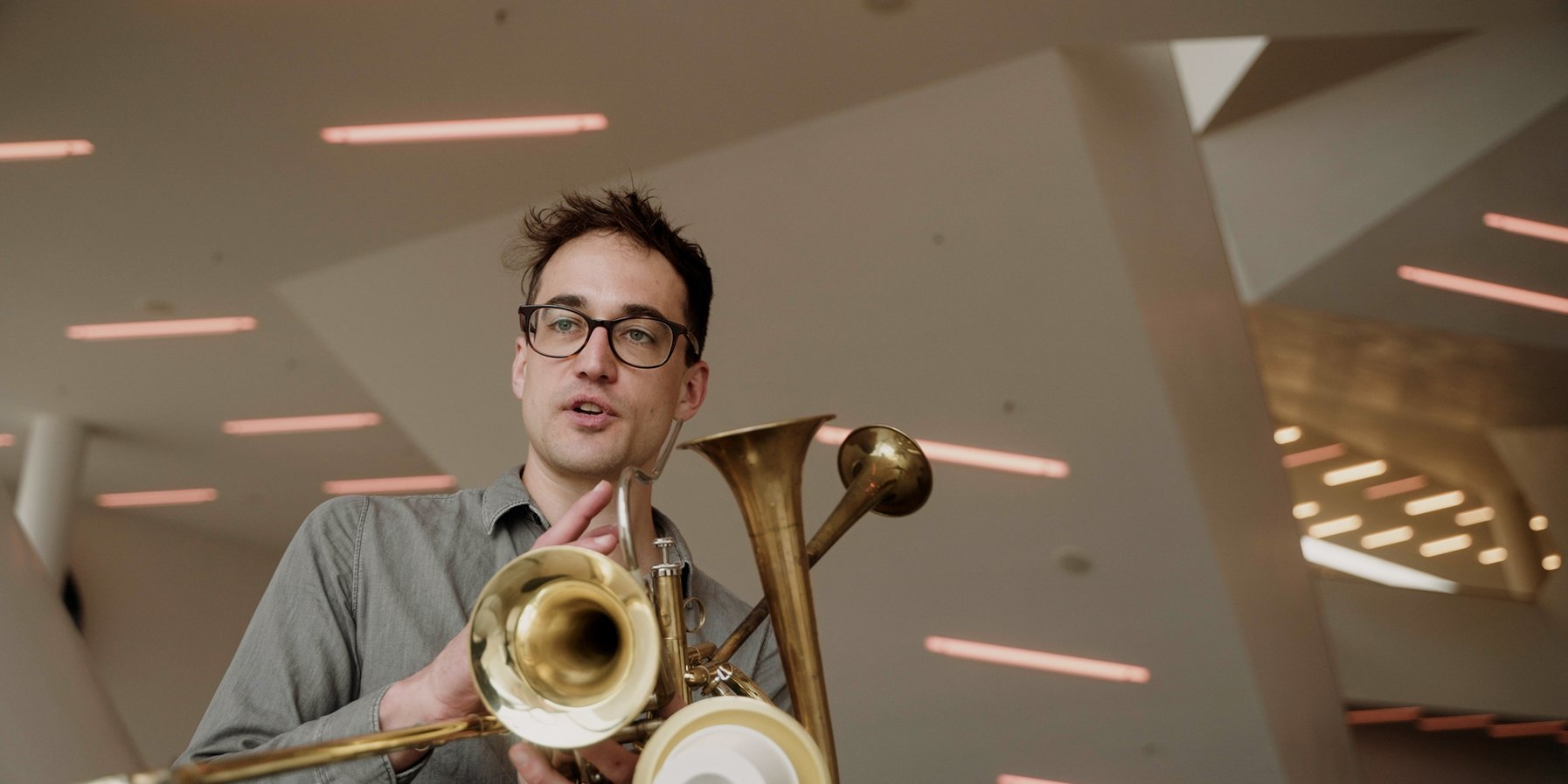 Hechtyphon-Erfinder Florian Walter erklärt sein Instrument