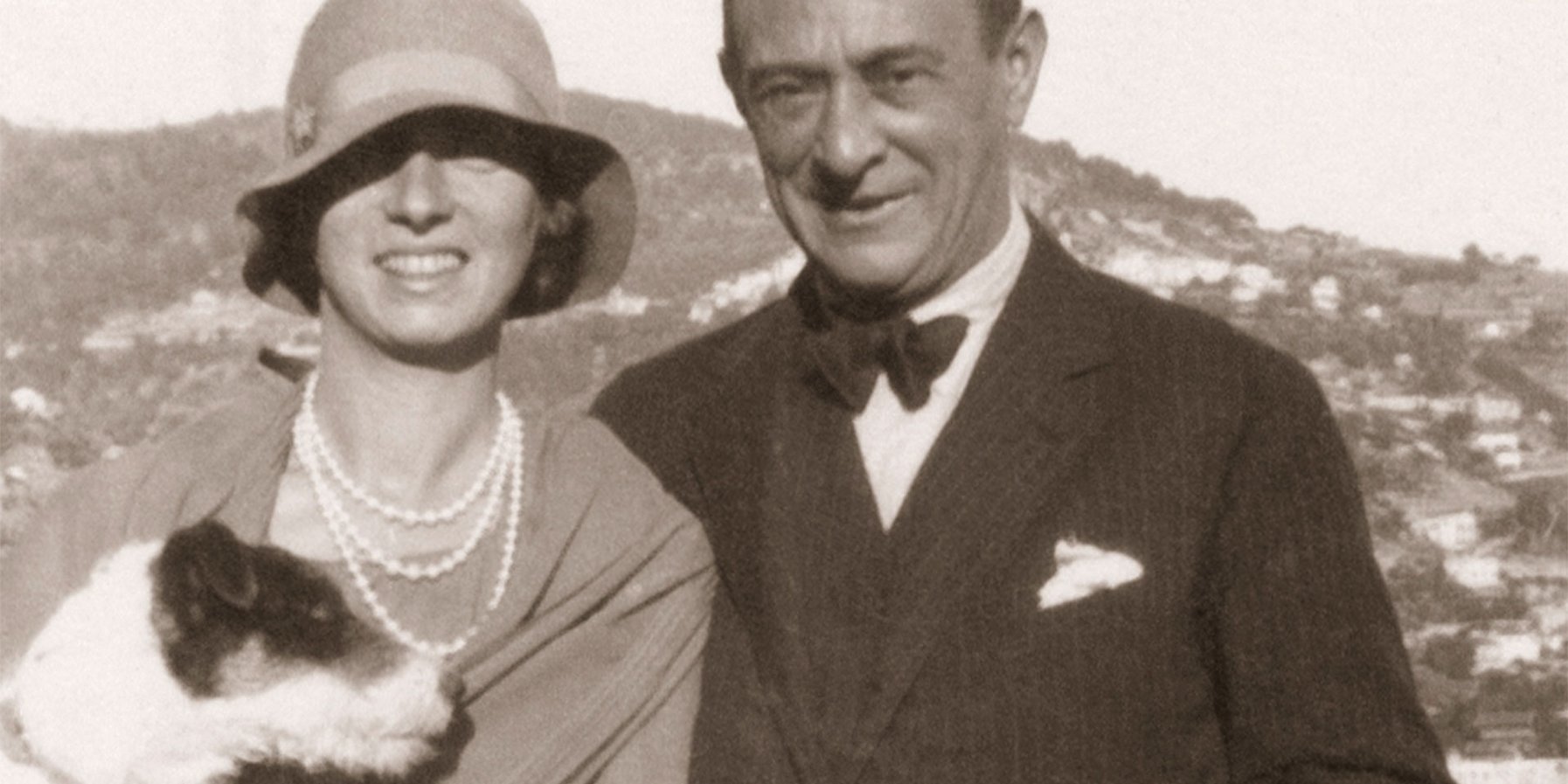 Arnold Schönberg mit seiner Ehefrau Gertrud und ihrem Hund Witz, 1928