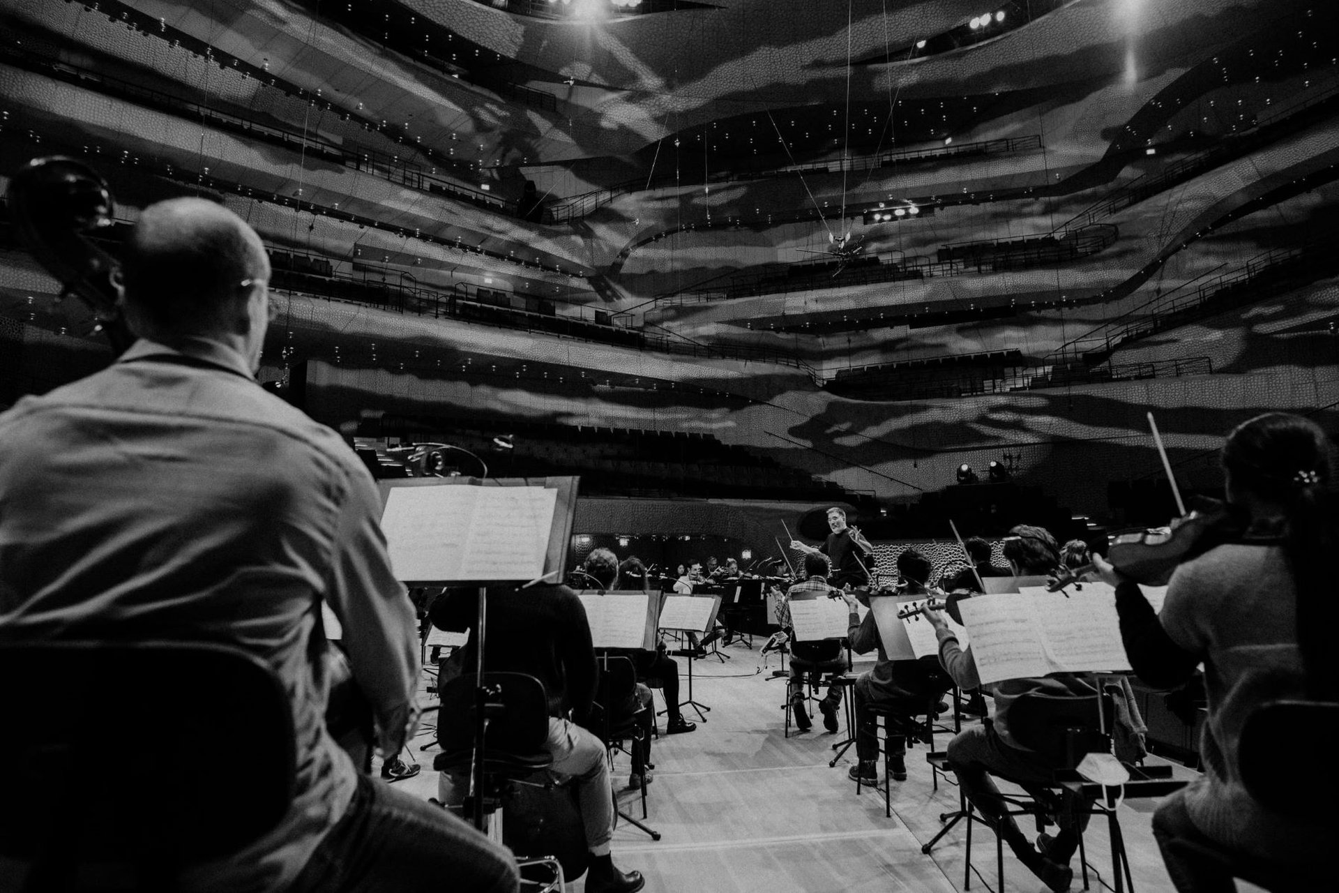 Alan Gilbert Conducts Dvořák & Mahler - Elbphilharmonie Mediatheque