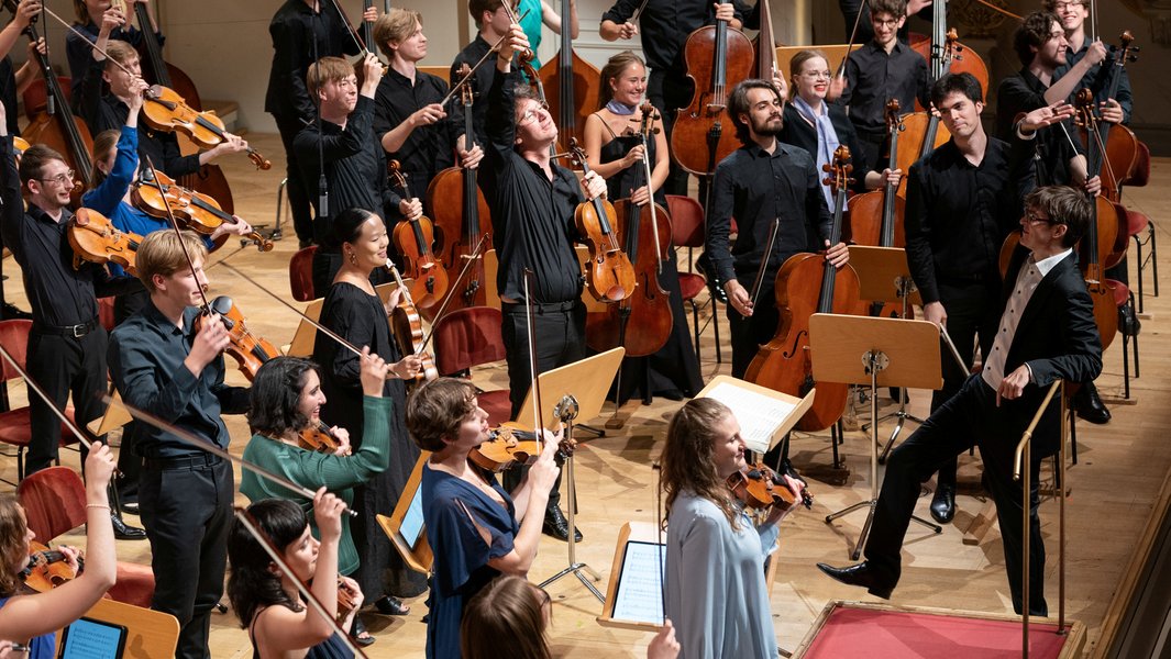 New Generation Symphony Orchestra / Hugo Ticciati