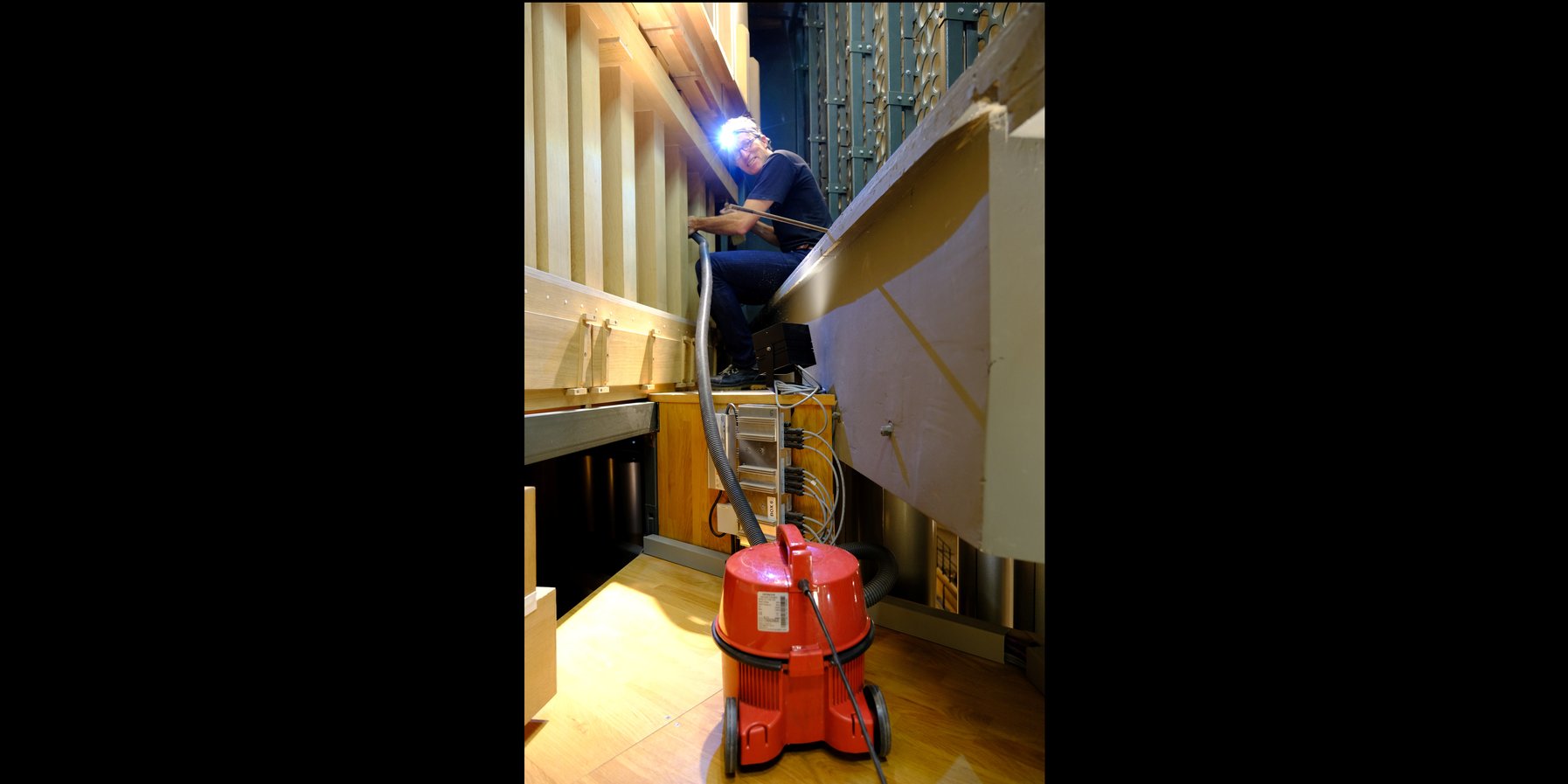 An organ builder inside the Elbphilharmonie organ