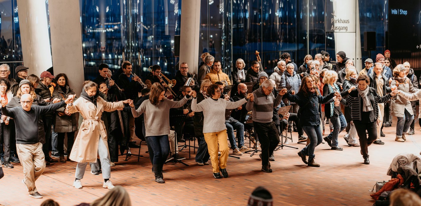 Sardana-Tanz auf der Plaza