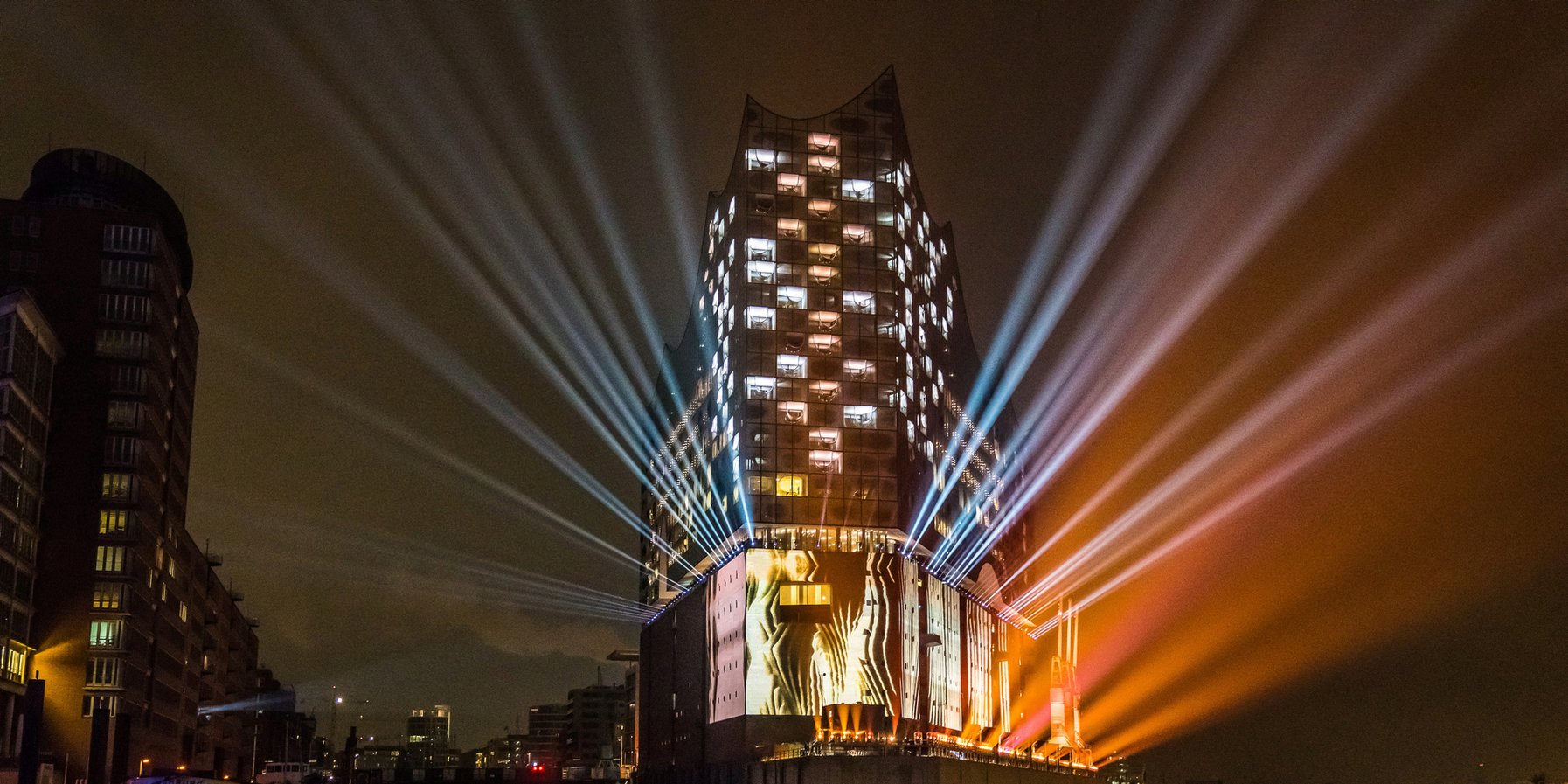 Lichtshow zur Eröffnung der Elbphilharmonie