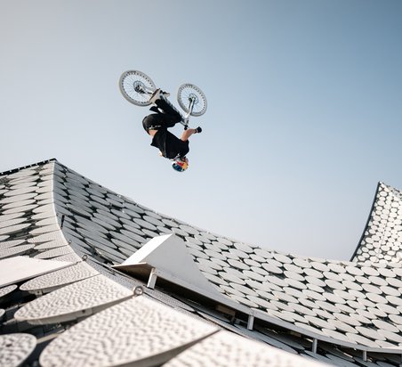 Fabio Wibmer auf dem Elbphilharmonie-Dach