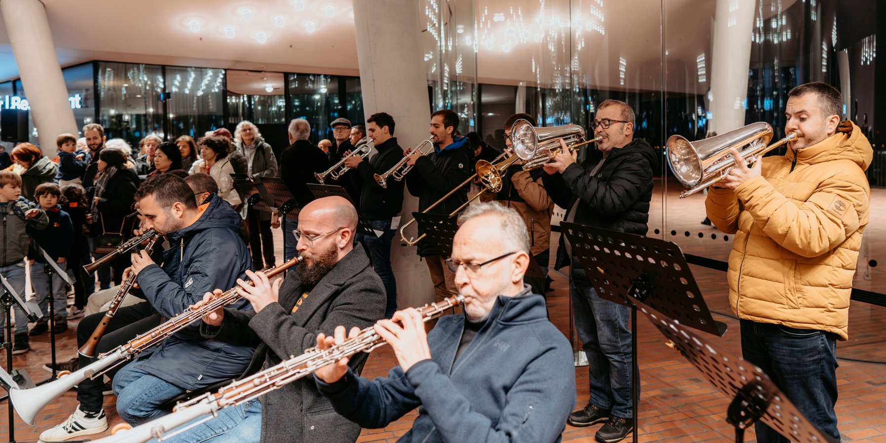 Cobla Sant Jordi – Ciutat de Barcelona / Sardana-Tanz auf der Plaza