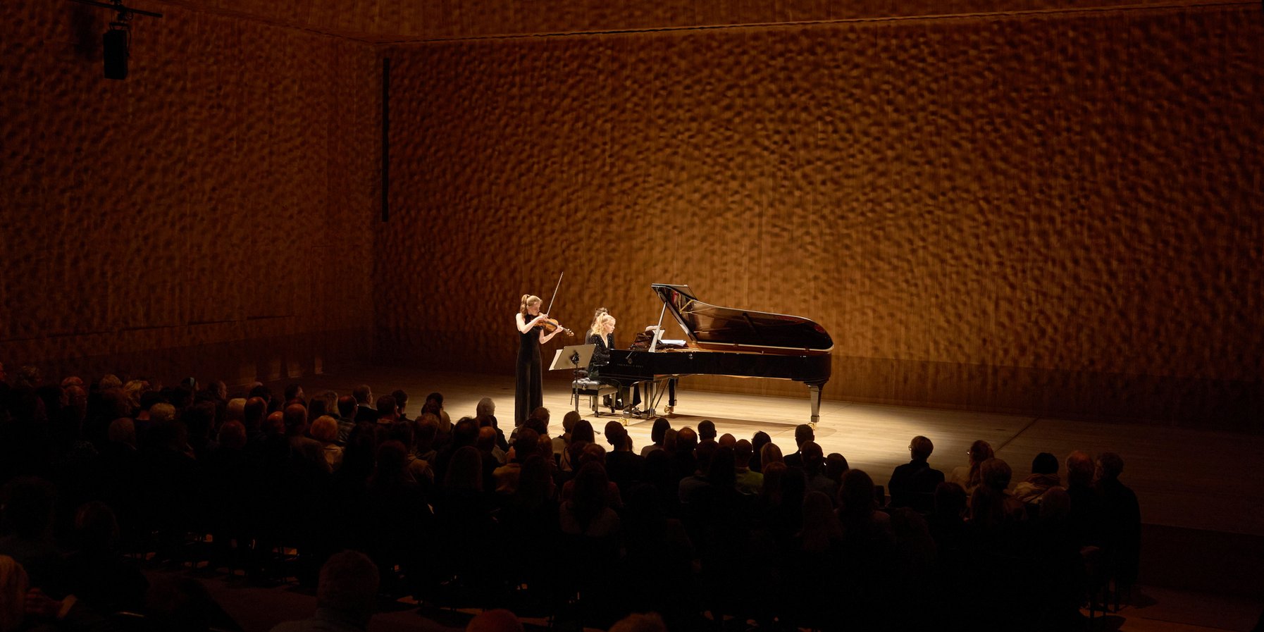 Noa Wildschut und Elisabeth Brauß bei ihrem Konzert im Kleinen Saal, 25.3.2025