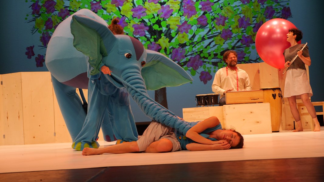 Funkelkonzert M / Elefant aus dem Ei