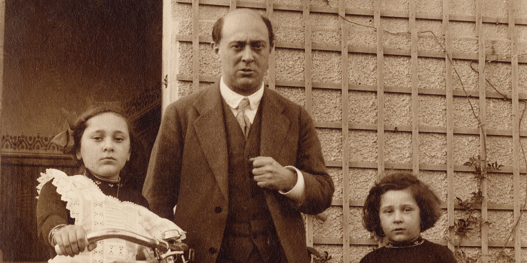 Arnold Schönberg mit seinen Kindern Gertrude und Georg, Berlin 1912