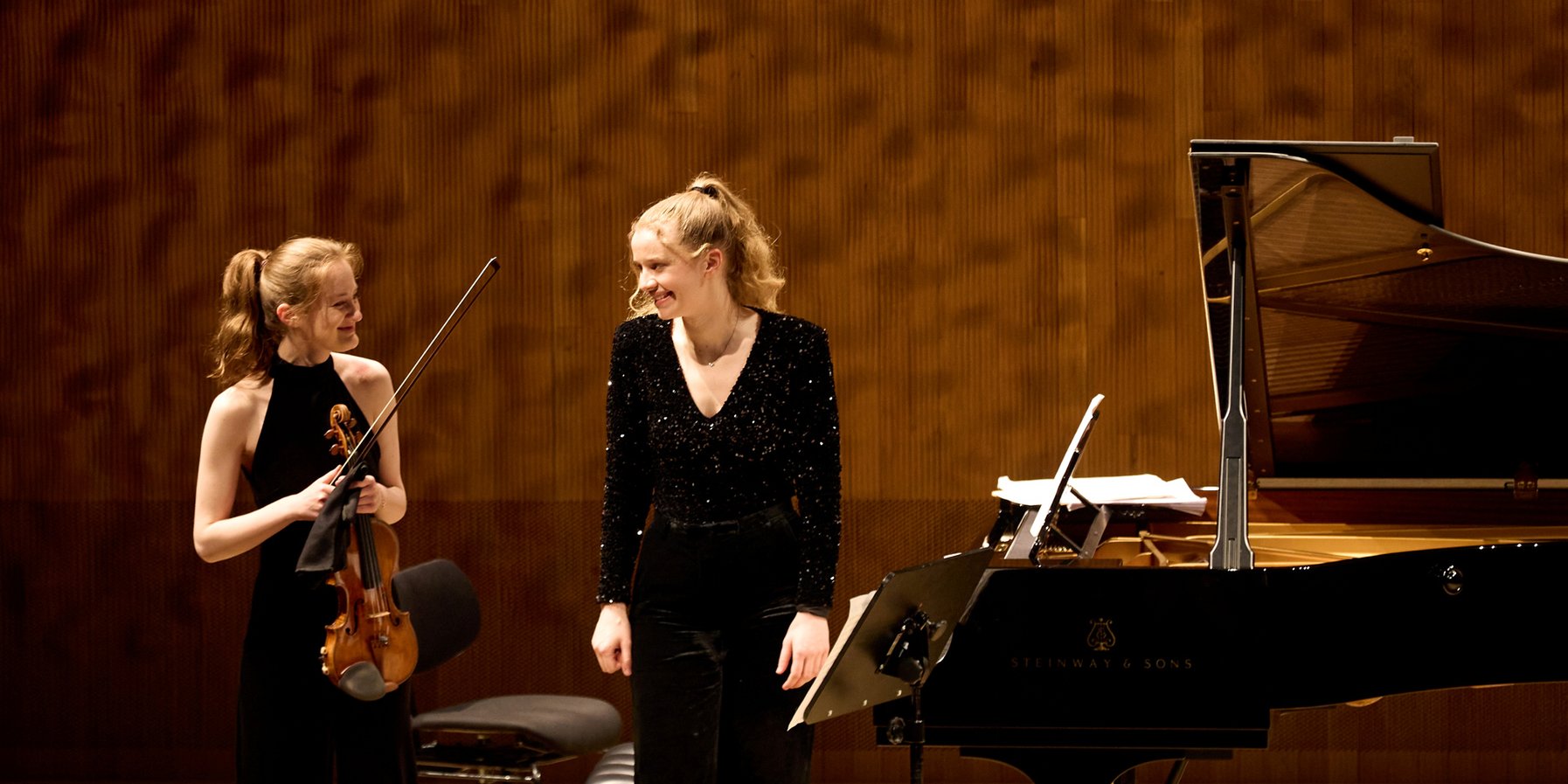 Noa Wildschut und Elisabeth Brauß bei ihrem Konzert im Kleinen Saal, 25.3.2025